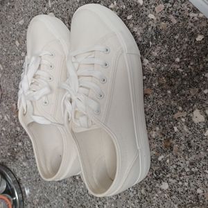 First timer shoes/sneakers white 9.5 (Justfab)